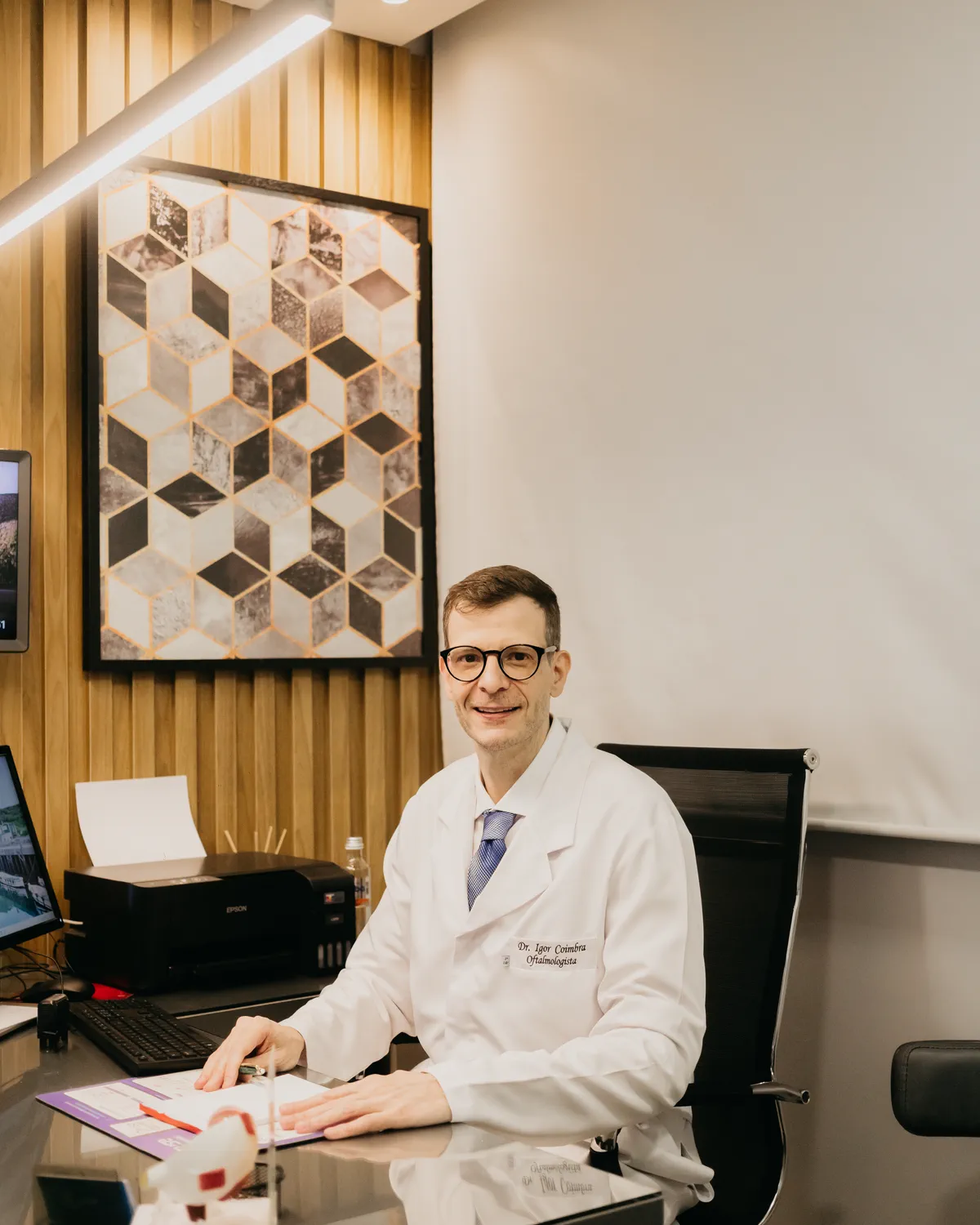 Dr. Igor Coimbra Teixeira em seu consultório no Centro Oftalmológico Provisão